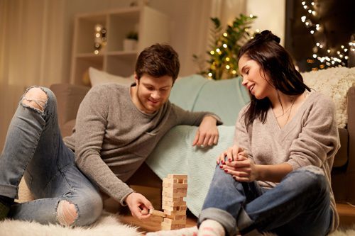 Planning-a-Sober-New-Years-Eve - couple at home playing jenga hygge
